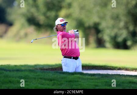 Miguel Angel Jimenez, in Spagna, suona fuori da un bunker il primo giorno durante il secondo giorno dell'Hero Open presso il Forest of Arden Marriott Hotel and Country Club, Birmingham. Foto Stock