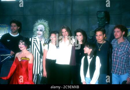 Universal City, California, USA 17 febbraio 1996 (L-R) attore Matthew Fox, attrice Jennnifer Love Hewitt, attrice Paula Devicq, attrice neve Campbell, attrice Lacey Chabert , attore Scott Wolf e attore Scott Grimes partecipano al 'Party of Five' Cast Meet & Greet il 17 febbraio 1996 agli Universal Studios di Universal City, California, Stati Uniti. Foto di Barry King/Alamy Stock foto Foto Stock