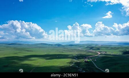 Xining. 30 luglio 2020. La foto aerea del 30 luglio 2020 mostra la vista delle praterie di Jinyintan nella prefettura autonoma tibetana di Haibei, nella provincia di Qinghai, nella Cina nord-occidentale. Credit: WU Gang/Xinhua/Alamy Live News Foto Stock