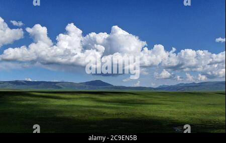 Xining. 30 luglio 2020. La foto aerea del 30 luglio 2020 mostra la vista delle praterie di Jinyintan nella prefettura autonoma tibetana di Haibei, nella provincia di Qinghai, nella Cina nord-occidentale. Credit: Zhang Hongxiang/Xinhua/Alamy Live News Foto Stock