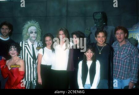 Universal City, California, USA 17 febbraio 1996 (L-R) attore Matthew Fox, attrice Jennnifer Love Hewitt, attrice Paula Devicq, attrice neve Campbell, attrice Lacey Chabert , attore Scott Wolf e attore Scott Grimes partecipano al 'Party of Five' Cast Meet & Greet il 17 febbraio 1996 agli Universal Studios di Universal City, California, Stati Uniti. Foto di Barry King/Alamy Stock foto Foto Stock