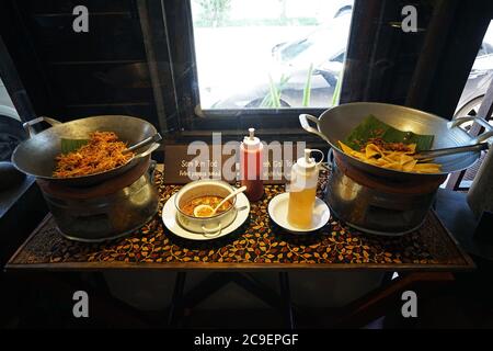 Stazione a buffet e chiosco self-service con insalata di papaya fritta e Wonton di pollo (gnocchi ripieni di fritto profondo) Foto Stock