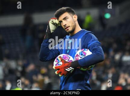 LONDRA, INGHILTERRA - 19 FEBBRAIO 2020: Paulo Gazzaniga di Tottenham ha ritratto davanti alla prima tappa del 2019/20 UEFA Champions League Round del 16 tra Tottenham Hotspur FC e RB Leipzig al Tottenham Hotspur Stadium. Foto Stock