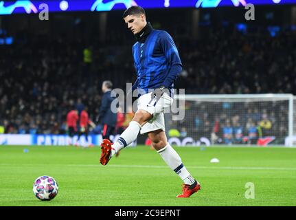 LONDRA, INGHILTERRA - 19 FEBBRAIO 2020: Erik lamela di Tottenham ha ritratto davanti alla prima tappa della partita del 16 della UEFA Champions League Round del 2019/20 tra il Tottenham Hotspur FC e RB Leipzig al Tottenham Hotspur Stadium. Foto Stock