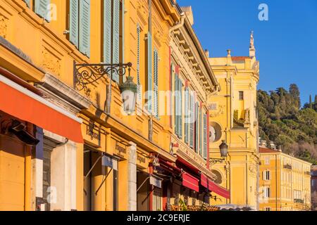 Facciate di vecchi edifici a Cours Saleya, Nizza, Costa Azzurra, Francia, Europa Foto Stock