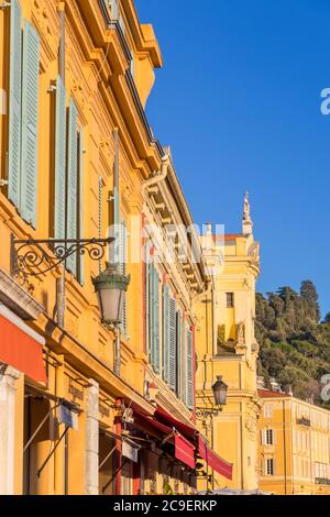 Facciate di vecchi edifici a Cours Saleya, Nizza, Costa Azzurra, Francia, Europa Foto Stock