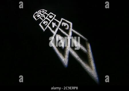 Campo da gioco illuminato per la partita di hopscotch durante la notte. Foto Stock