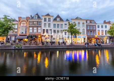 Leiden, Paesi Bassi - 21 luglio 2020: Le case, i negozi e i ristoranti di Leiden lungo il New Rhine e Koren brug in serata Foto Stock