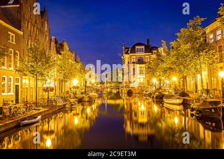 Leiden, Paesi Bassi - 22 luglio 2020: Paesaggio urbano Leiden vista Vecchio Reno con canale, case e ponte durante l'estate. Foto Stock