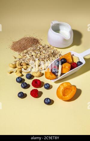 Ingredienti di muesli freschi prima colazione sparsi sul tavolo. Foto Stock