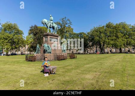 Edimburgo, Regno Unito. 31 luglio 2020 nella foto: Direttore del Festival Internazionale del Libro di Edimburgo, Nick Barley lancia il programma online 2020 in un vuoto Charlotte Square Gardens, il luogo abituale del festival. L'evento online si svolge dal 15 agosto al 31 agosto con 140 conversazioni online dal vivo di 200 autori distribuiti in 30 paesi. Credit: Notizie dal vivo su Rich Dyson/Alamy Foto Stock