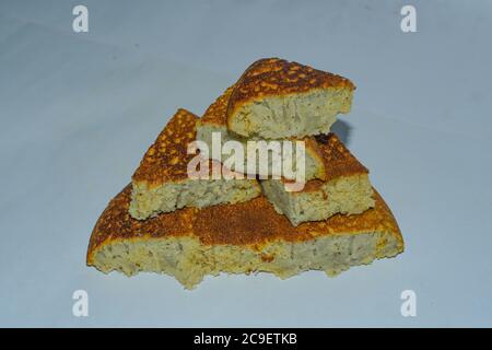 Pezzi di torta fatta in casa da Black Gram & Paste di riso. Indiano delizioso cibo gustoso. Foto Stock