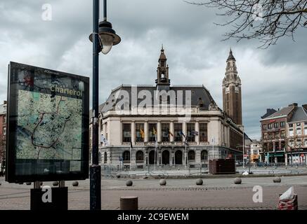 Vista sul municipio di Charleroi, situato al centro di piazza Carlo II Foto Stock