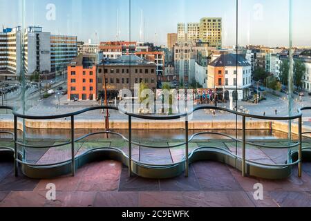 Vista attraverso le finestre curve del moderno museo MAS sui caffè e ristoranti circostanti Foto Stock