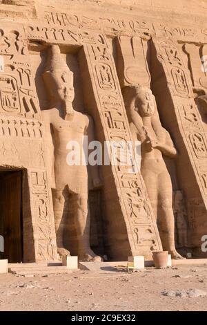 Statue colossali al tempio di Hathor della regina Nefertari, Abu Simbel, Egitto Foto Stock