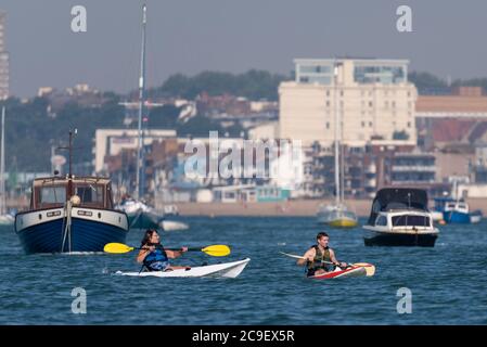 Southend on Sea, Essex, Regno Unito. 31 Luglio 2020. Con le previsioni di temperature elevate, le persone si dirigono verso il lungomare per raffreddarsi, nonostante il COVID-19 Coronavirus consulenza. Nella zona di Thorpe Bay, ad est di Southend on Sea, le persone si godono l'alta marea di prima mattina. La gente è fuori sull'acqua sulle canoe Foto Stock