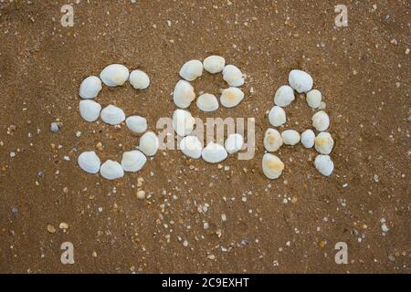 Iscrizione sulla sabbia da conchiglie - mare, campeggio, turismo Foto Stock