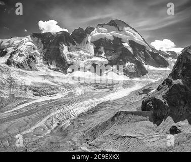 Questa è la faccia nord della montagna Dent d'Herens, vicino alla località montana svizzera di Zermatt, nel Canton Vallese nel 2000 Foto Stock