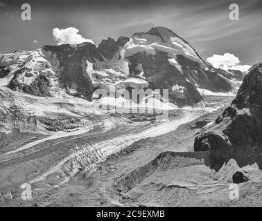 Questa è la faccia nord della montagna Dent d'Herens, vicino alla località montana svizzera di Zermatt, nel Canton Vallese nel 2000 Foto Stock