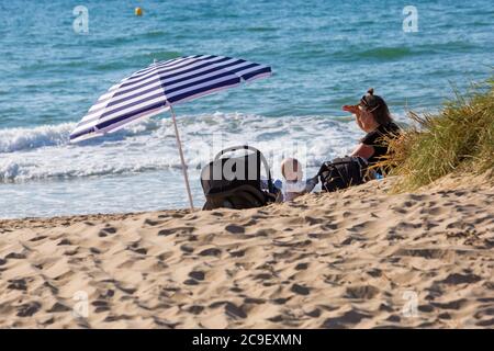 Poole, Dorset UK. 31 luglio 2020. Tempo nel Regno Unito: Giornata calda e soleggiata alle spiagge di Poole, con l'aumento delle temperature e gli amanti del sole si affollano verso il mare per godersi il tempo soleggiato in quello che si prevede sia il giorno più caldo dell'anno, arrivarci presto per ottenere un buon posto prima che diventa più affollato. Nemmeno le 9 e già le spiagge sono sempre affollate e i parcheggi si riempiono. Credit: Carolyn Jenkins/Alamy Live News Foto Stock