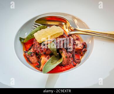 Polipo con limone, prezzemolo e paprika. Piatto da buongustaio all'Hotel Mühle a Binzen, Germania Foto Stock