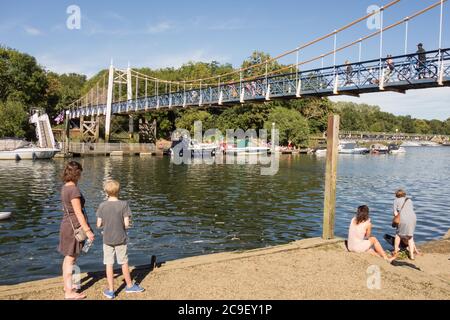 Una giovane famiglia vicino al ponte pedonale Teddington Lock sul Tamigi, Teddington, Inghilterra, Regno Unito Foto Stock