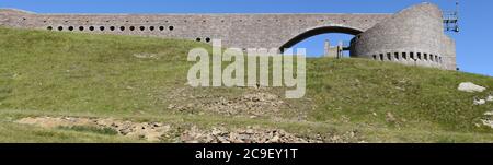 La moderna chiesa di architekt Mario Botta sul monte Tamaro in Svizzera Foto Stock