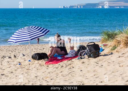 Poole, Dorset UK. 31 luglio 2020. Tempo nel Regno Unito: Giornata calda e soleggiata alle spiagge di Poole, con l'aumento delle temperature e gli amanti del sole si affollano verso il mare per godersi il tempo soleggiato in quello che si prevede sia il giorno più caldo dell'anno, arrivarci presto per ottenere un buon posto prima che diventa più affollato. Nemmeno le 9 e già le spiagge sono sempre affollate e i parcheggi si riempiono. Credit: Carolyn Jenkins/Alamy Live News Foto Stock