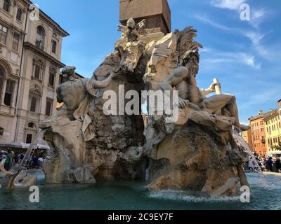 Roma, Italia.Agosto 7 2019 Piazza Navona con la famosa Fontana dei quattro fiumi, obelisco egiziano Foto Stock