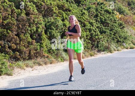 Poole, Dorset UK. 31 luglio 2020. Tempo nel Regno Unito: Giornata calda e soleggiata alle spiagge di Poole, con l'aumento delle temperature e gli amanti del sole si affollano verso il mare per godersi il tempo soleggiato in quello che si prevede sia il giorno più caldo dell'anno, arrivarci presto per ottenere un buon posto prima che diventa più affollato. Nemmeno le 9 e già le spiagge sono sempre affollate e i parcheggi si riempiono. Il runner della mattina presto corre lungo la passeggiata prima che venga troppo occupato. Credit: Carolyn Jenkins/Alamy Live News Foto Stock