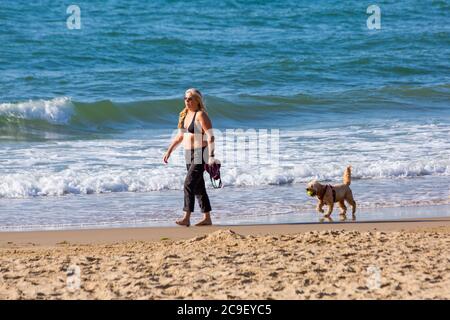 Poole, Dorset UK. 31 luglio 2020. Tempo nel Regno Unito: Giornata calda e soleggiata alle spiagge di Poole, con l'aumento delle temperature e gli amanti del sole si affollano verso il mare per godersi il tempo soleggiato in quello che si prevede sia il giorno più caldo dell'anno, arrivarci presto per ottenere un buon posto prima che diventa più affollato. Nemmeno le 9 e già le spiagge sono sempre affollate e i parcheggi si riempiono. Credit: Carolyn Jenkins/Alamy Live News Foto Stock