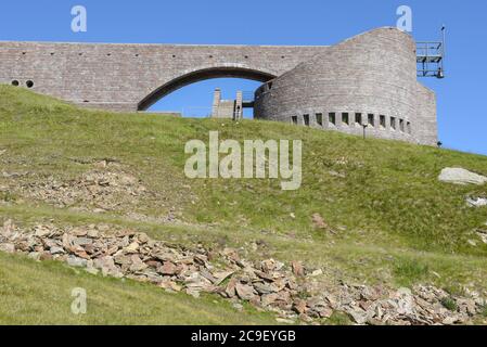 La moderna chiesa di architekt Mario Botta sul monte Tamaro in Svizzera Foto Stock