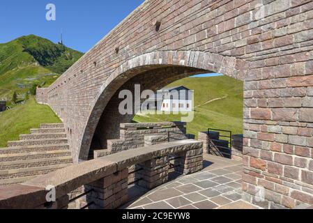 La moderna chiesa di architekt Mario Botta sul monte Tamaro in Svizzera Foto Stock