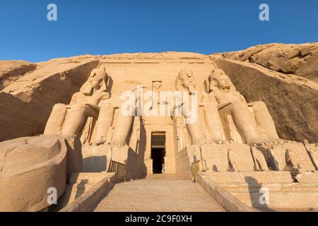 Il grande tempio di Ramesses II, Abu Simbel, Egitto Foto Stock