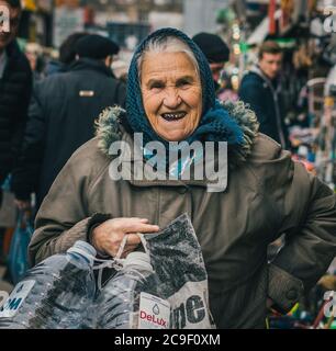 Donna moldavia in un mercato locale a Chisinau, Moldavia. Foto Stock