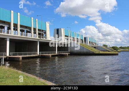 LAUWERSOOG, PAESI BASSI, 21 LUGLIO 2020: IL R.J. Cleveringsluizen (chiuse di levering) al confine tra Frisia e Groninga. Quando la marea è bassa, la draina Foto Stock