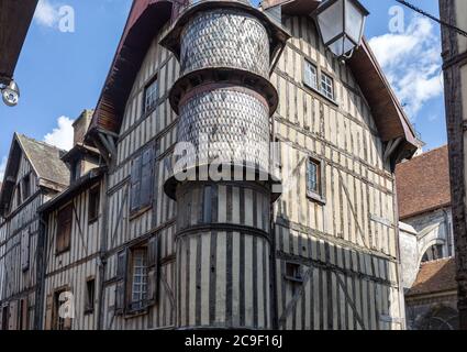 Troyes, Francia - 31 agosto 2018: antiche in legno e muratura edifici di Troyes. Aube, Champagne-Ardenne, Francia Foto Stock