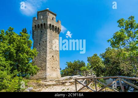 San Marino, Montale, la terza torre di tre cime che domina la città Foto Stock