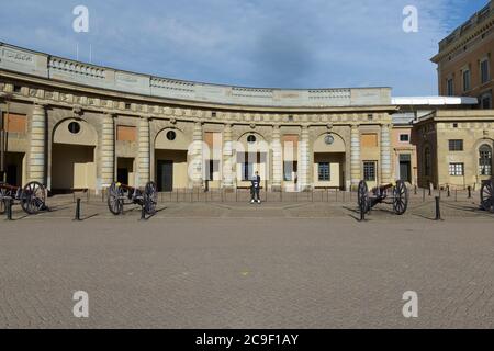 Guardia fuori dal Palazzo reale del Re a Stoccolma, Svezia Foto Stock