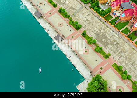 Vista aerea sul fiume Dnepr con la barca nella zona verde di Obolon della città di Kiev. Scatto con drone volante. Foto Stock