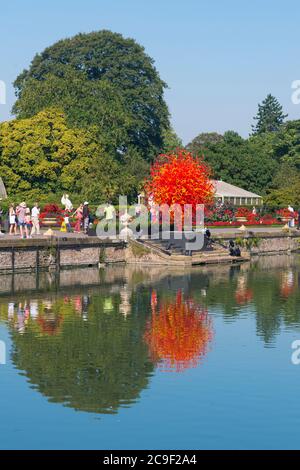 Kew Royal Botanical Gardens iconico Dale Chihuly Reflections Mostra vetri colorati sculture scultura arte Estate Sole lago persone riflessione Foto Stock