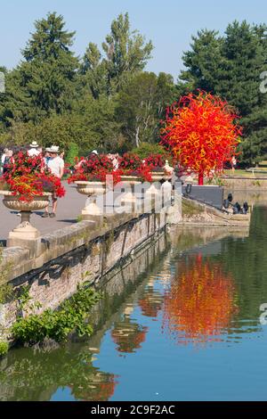 Kew Royal Botanical Gardens iconico Dale Chihuly Reflections Mostra vetri colorati sculture scultura arte Estate Sole lago persone riflessione Foto Stock