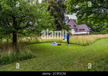 Picnic nel giardino della Collezione Reinhart formata da Oskar Reinhart a Winterthur, Svizzera Foto Stock