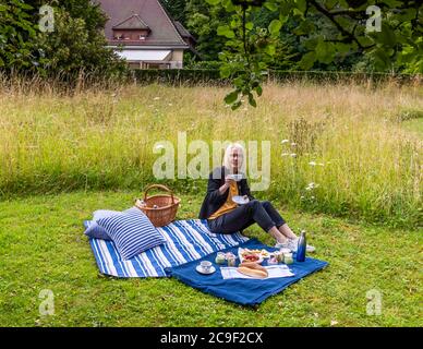 Picnic nel giardino della Collezione Reinhart formata da Oskar Reinhart a Winterthur, Svizzera Foto Stock