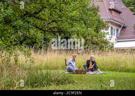 Collezione Reinhart costituita da Oskar Reinhart a Winterthur, Svizzera. Katja Baumhoff, vice capo della collezione Oskar Reinhart, spiega come è nata l'idea dei cestini da picnic Foto Stock