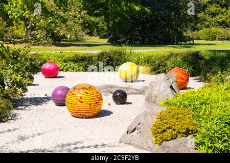 Kew Royal Botanical Gardens iconico Dale Chihuly Reflections Mostra sculture in vetro colorato scultura arte Nijima galleggianti Foto Stock