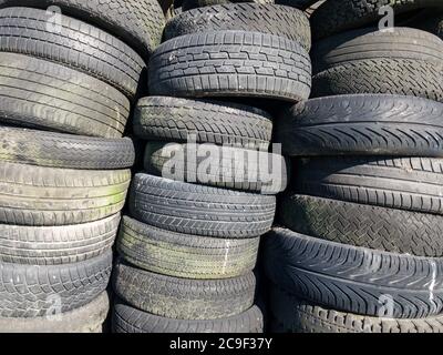 Pile o pile di vecchi pneumatici usati scartati nelle campagne in Germania, Europa occidentale Foto Stock