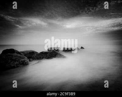 Rocce che si affacciano sul mare. Foto Stock