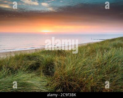 Alba sopra l'erba di marram a Waxham. Foto Stock