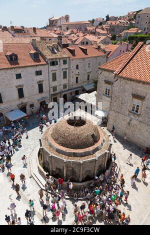 Dubrovnik, Dubrovnik-Neretva County, Croazia. La grande fontana di Onofrio. La città vecchia di Dubrovnik è un sito Patrimonio Mondiale dell'UNESCO. Foto Stock